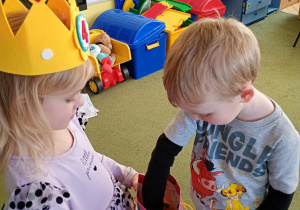 Chłopiec częstuje się urodzinowym cukierkiem