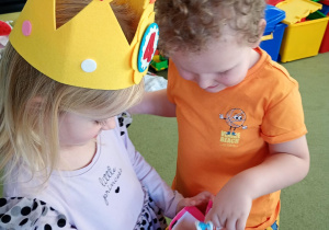 Chłopiec częstuje się urodzinowym cukierkiem