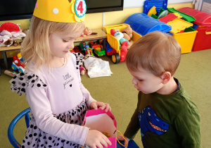 Chłopiec częstuje się urodzinowym cukierkiem