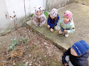 Poszukiwacze wiosny w ogrodzie