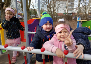 Puchatki bawią się na zjeżdżalni