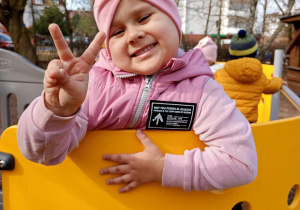 Dziewczynka uśmiecha się