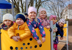 Puchatkowa gromadka pozuje do zdjęcia na zjeżdżalni