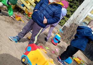 Chłopiec bawi się autem