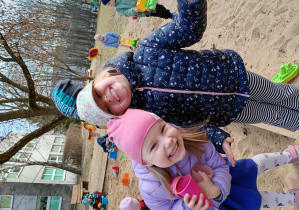 Dziewczynki uśmiechają się