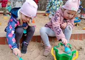 Dziewczynki bawią się w piaskownicy