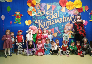 Grupa Puchatków pozuje do wspólnego karnawałowego zdjęcia