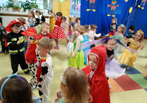 Puchatki tańczą podczas Balu Karnawałowego