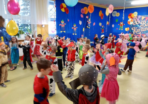 Puchatki świetnie bawią się na Balu Karnawałowym