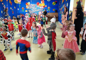 Dzieci tańczą podczas Balu Karnawałowego