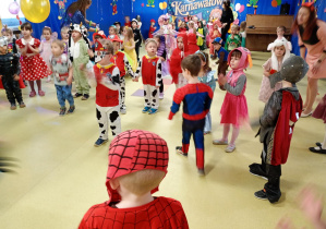 Maluszki klaszczą do rytmicznej piosenki