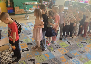 dzieci składają życzenia