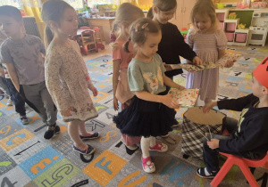 dzieci składają życzenia