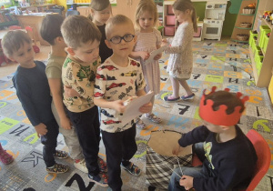 dzieci składają życzenia