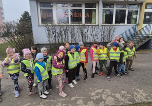 zdjęcie grupowe przed biblioteką