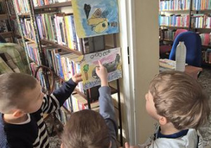 Dzieci szukają swoich prac na wystawie