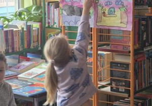 Dzieci szukają swoich prac na wystawie