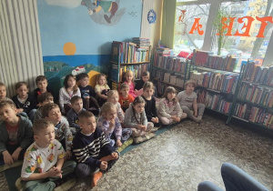 Dzieci podczas wspólnego czytania