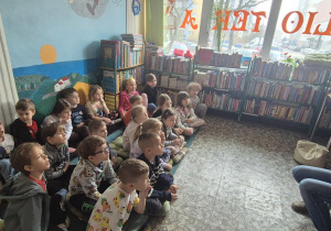Dzieci podczas wspólnego czytania