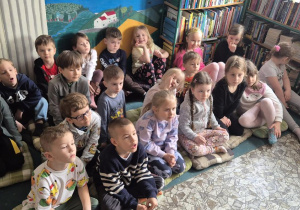 Dzieci podczas wspólnego czytania