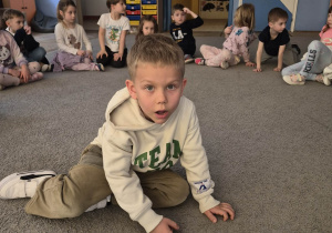 Tymek podczas zabawy językowej "Koło fortuny"