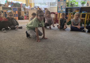 Stasiek przedstawia zwierzątko z farmy podczas gry w kalambury