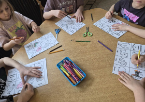 Dzieci wycinają kartę pracy