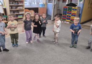 Maluszki podczas zabawy przy piosence