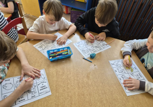 Dzieci kolorują kartę pracy ze zwierzętami mieszkającymi na farmie