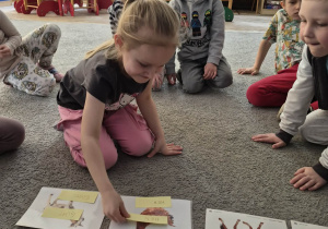 Ania dopasowuje nazwę do obrazka