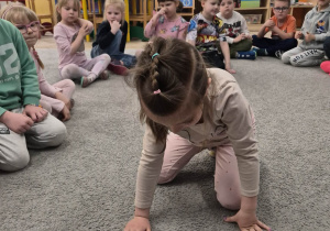 Dziewczynka kręci strzałką