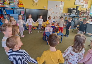 Puchatki śpiewają dzieciom "Sto lat"