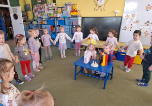 Puchatki śpiewają dzieciom "Sto lat"