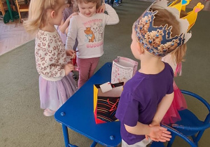 Dziewczynki składają urodzinowe życzenia