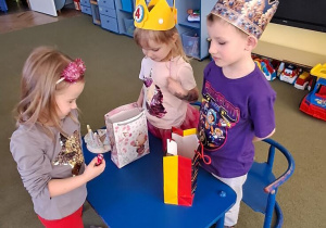 Dziewczynka częstuje się urodzinowym cukierkiem