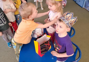 Chłopiec składa urodzinowe życzenia