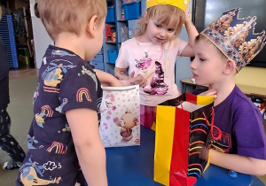 Chłopiec częstuje się urodzinowym cukierkiem