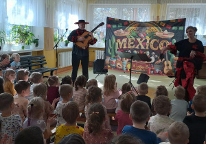 Dzieci słuchają meksykańskich rytmów