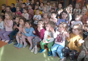Maluszki bawią się podczas koncertu