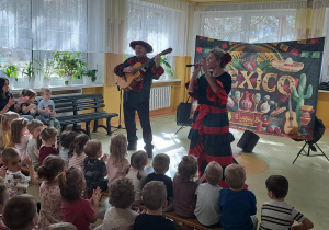 Dzieci słuchają meksykańskiej piosenki