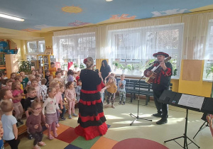 Dzieci tańczą do meksykańskich rytmów