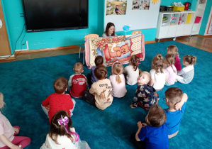 Kotki oglądają teatrzyk sylwet