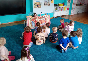 Maluszki oglądają przygody żabki podczas teatrzyku