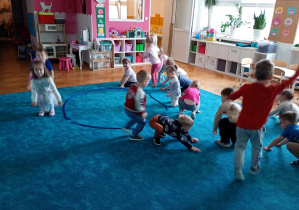 Dzieci naśladują ruchem żabki