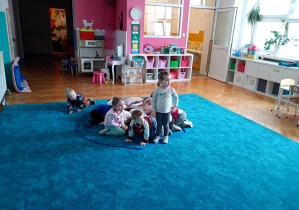 Dzieci-żabki chowają się przed bocianem