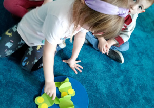 Dziewczynka liczy żabki