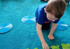 Chłopiec liczy żabki