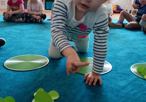 Dziewczynka wybiera dwie żabki