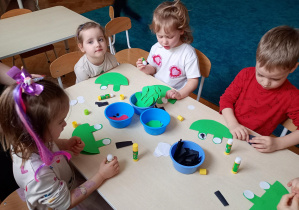 Kotki tworzą żabki z papieru