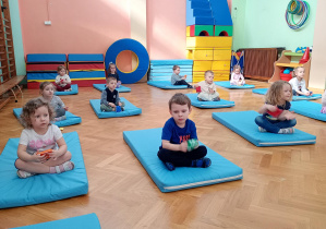 Maluszki ćwiczą na materacach